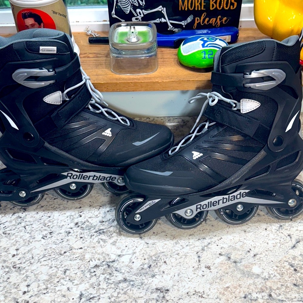 Rollerblade Zetrablade Inline Skates. Men’s size 11.
Like new.